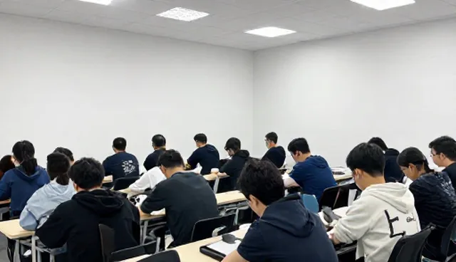 技术培训课程的性能评估：集中式与分布式两种做法的取舍